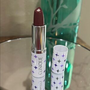 Clinique Dramatically Different lipstick in color A Different Grape, new!